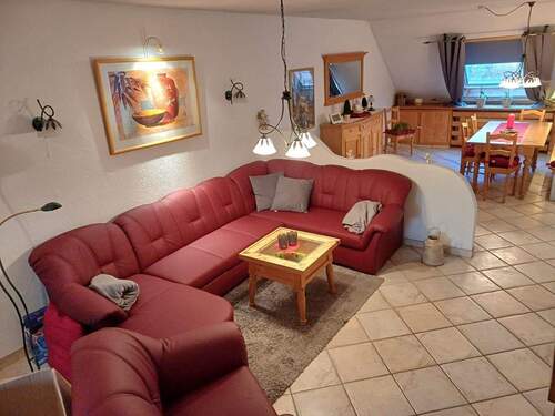 großes Wohn-Esszimmer mit Treppe zum Studio - 