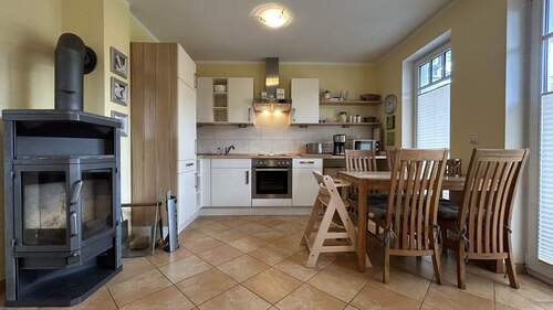 Küche mit Essplatz und Kamin - 