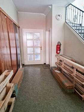 Treppenhaus mit Hintereingang zum Lagerraum und Kellertür zum WC und Keller - 