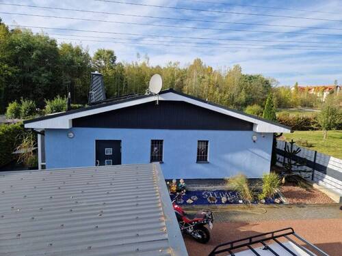 Wohnhausansicht - EINFAMILIENHAUS MIT WINTERGARTEN, KAMIN UND FUßBODENHEIZUNG AM RANDE VON CHEMNITZ