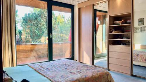 Schlafzimmer mit Balkon und Blick ins Grüne - 