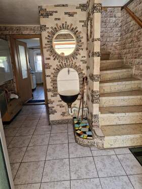 Flur im Erdgeschoss mit Treppenaufgang zum Obergeschoss - 