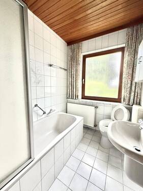 Badezimmer mit Wanne - 