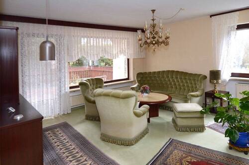 geräumiges Wohnzimmer mit Ausgang zur Terrasse - 