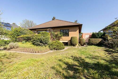 Hausansicht vom Garten - Traumhafter Bungalow mit großem Garten und Garage