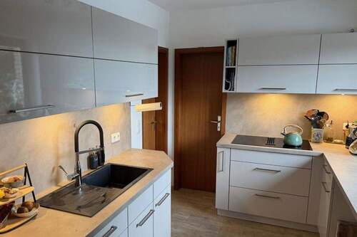 Küche mit Einbaumöbeln - 