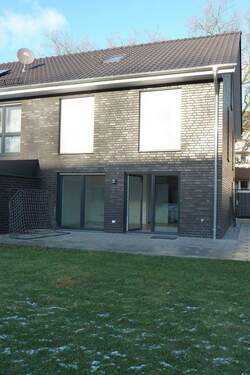 Gartenansicht - *Eine Oase zum Wohlfühlen* - Großzügige Doppelhaushälfte mit Terrasse, Garten und Garage in HER-Baukau