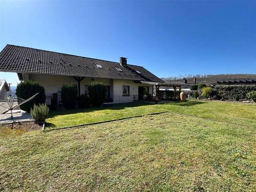 IGarten mit Rückansicht - 8 Zimmer Mehrfamilienhaus, Wohnhaus in Beverungen