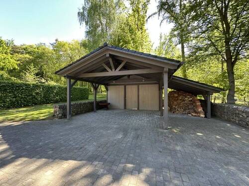 Carport mit Abstellraum und Holzlager - 