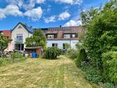 … großer Garten für Spiel und Hobby - 