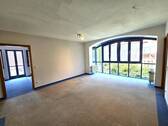 Das Wohnzimmer mit dem großen Panoramafenster - 2 Zimmer Etagenwohnung in Dorfen