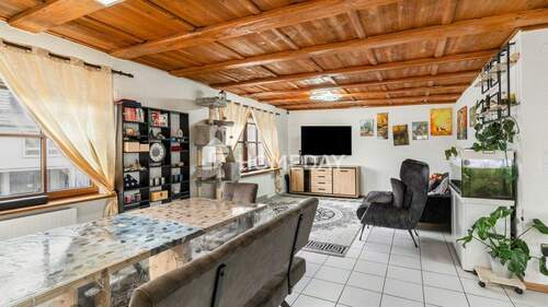 Wohnzimmer 1 - Großzügige 3-Zimmer-Etagenwohnung mit EBK und Garage