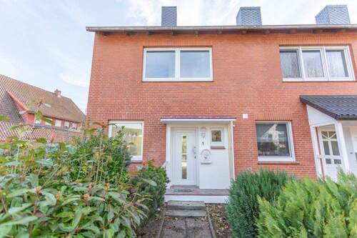 Außenansicht - Erstbezug nach Sanierung - Charmantes Reihenendhaus in attraktiver Wohnlage von Sudweyhe!