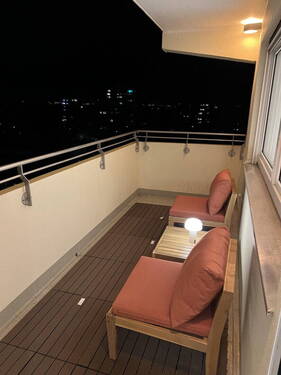 Großzügiger, beleuchter Balkon - 