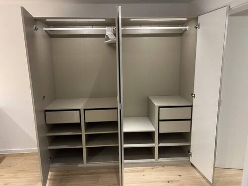 Großzügiger Kleiderschrank - 