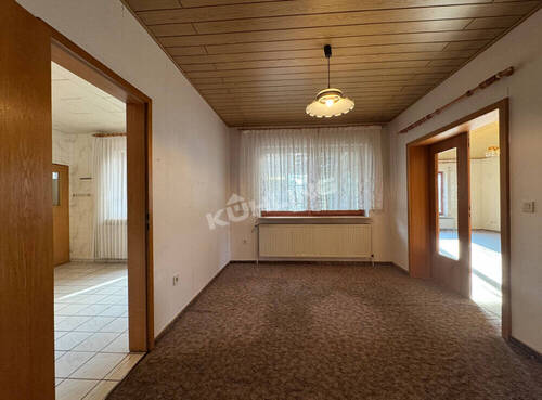 Esszimmer mit Zugang zur Küche - 