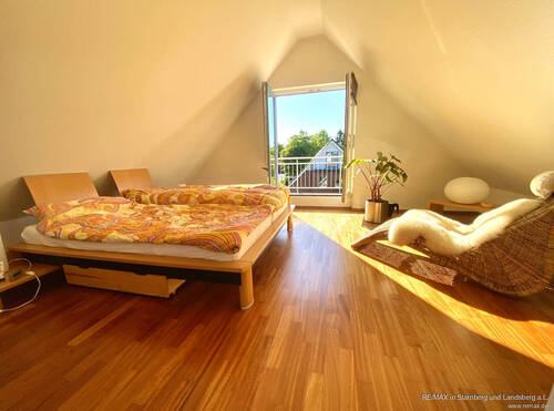 Schlafzimmer mit Balkon DG - 