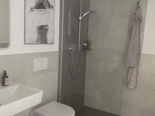 Bad mit bodengl. Dusche - 2 Zimmer Etagenwohnung in Überlingen