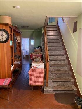 Flur mit Treppe zum OG im Erdgeschoß - 