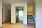 Aufzug im Treppenhaus - 