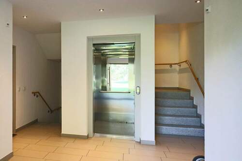 Aufzug im Treppenhaus - 