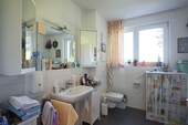 Badezimmer mit Fenster - 