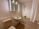 Badezimmer mit Wanne, Waschtisch und WC - 