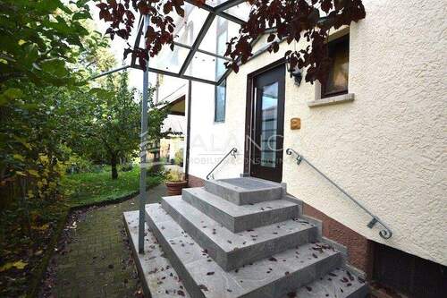 Hauseingangtür - 7 Zimmer Etagenwohnung in Stadecken-Elsheim