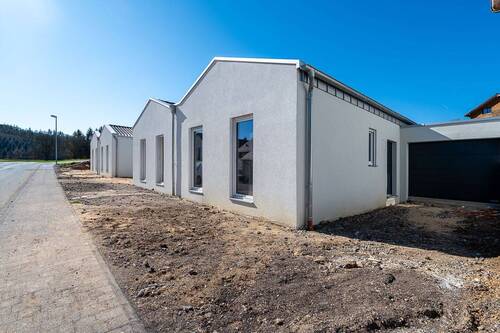 18374 Außenansicht - Kürzlich fertiggestellte Bungalow-Doppelhaushälfte A+ zum Erstbezug in Hellenthal - Garage & Garten