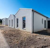 Kürzlich fertiggestellte Bungalow-Doppelhaushälfte A+ zum Erstbezug in Hellenthal - Garage & Garten