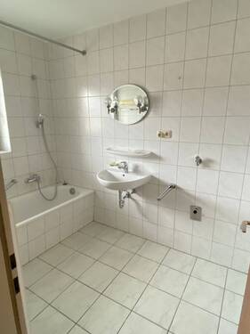 Badezimmer inkl gereinigter Badewanne.JPG - 