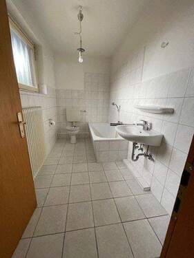 Bad mit Wanne - 