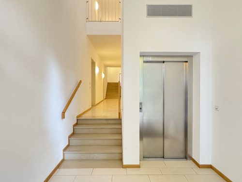 Hauseingang/Aufzug - 4 Zimmer Etagenwohnung zum Kaufen in Bremen