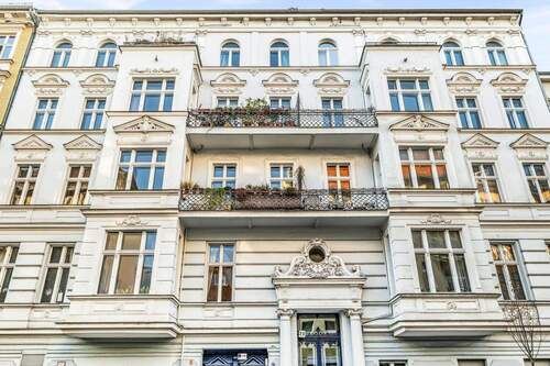 Altbaufassade - Großes 38 m² Altbauzimmer mit Dielen. Wohnen, Schlafen & Homeoffice alles inklusive