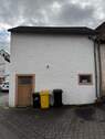 Nebengebäude mit davorliegendem Stellplatz - 