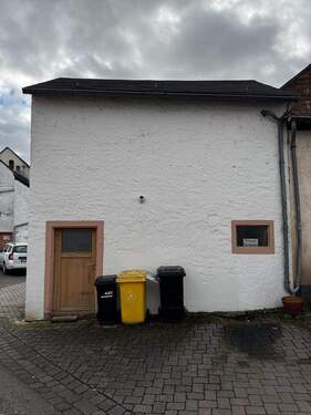 Nebengebäude mit davorliegendem Stellplatz - 