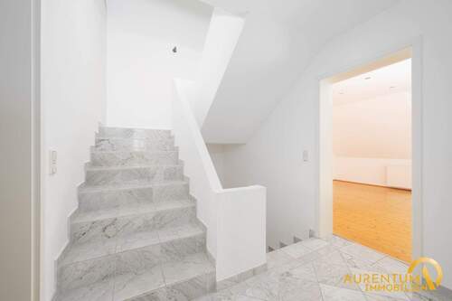 Flur / Treppenaufgang - 