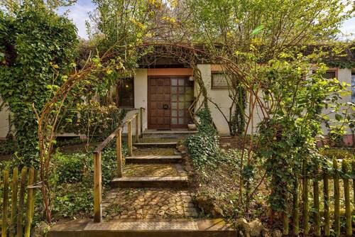 Vorgarten , Eingang von Norden - Einzigartiges Haus mit Naturgarten (Biotop) & Dachgarten - ruhiger Rückzugsort mit viel Potenzial