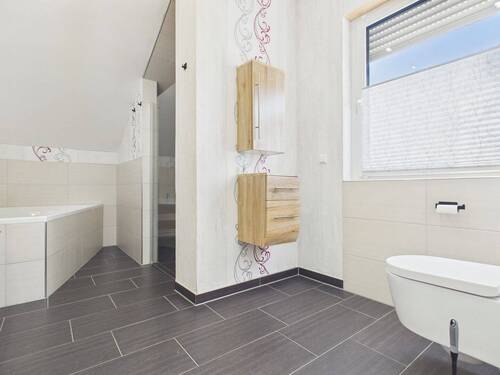 Bad mit Dusche & Wanne im DG - Einfamilienhaus mit 142,00 m&sup2; in Bad Berleburg zum Kaufen