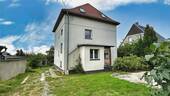 Front- und Seitenansicht - 'Die Küche ist der Hit' - 186.000,00 EUR Kaufpreis, ca.  204,00 m² Wohnfläche