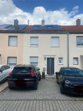 Hausansicht - Modernisiertes Reihenmittelhaus in attraktiver Lage - Ideal für Familien & Pendler