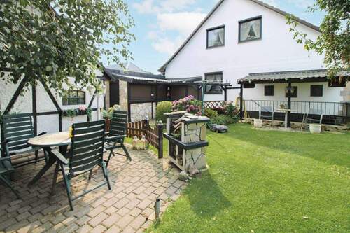 Nebengebäude und Bar - 