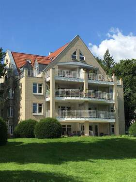 Rückwärte Ansicht im Sommer - 5 Zimmer Etagenwohnung zur Miete in Schwerin