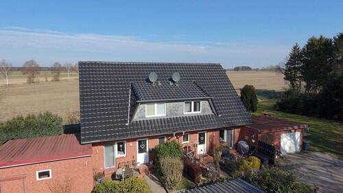 Frontansicht Drohne - Gepflegtes Doppelhaus in ruhiger Feldrandlage in Heidenau