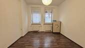 Wohnzimmer.jpg - Nähe Humboldtstraße ! Gemütliche 2-Zi.-Altbau-Whg., 58 m², Wohnküche, EBK gegen kleine Ablöse, Hochparterre