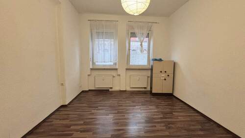 Wohnzimmer.jpg - Nähe Humboldtstraße ! Gemütliche 2-Zi.-Altbau-Whg., 58 m², Wohnküche, EBK gegen kleine Ablöse, Hochparterre