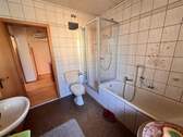 mit Badewanne und Dusche - 
