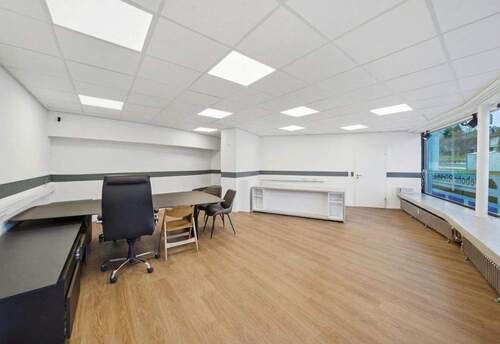 Bürofläche als Möglichen Café - Helle Gewerbefläche mit Schaufenstern - Büro, Praxis oder Café in Top-Lage