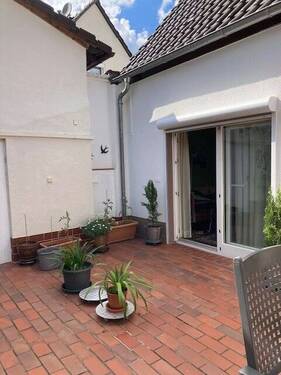 Vom Wohnzimmer ebenerdig auf die Terrasse.jpg - 