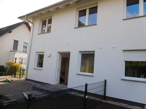 Hausfront mit Stellplätze - 4 Zimmer Doppelhaushälfte in Berlin